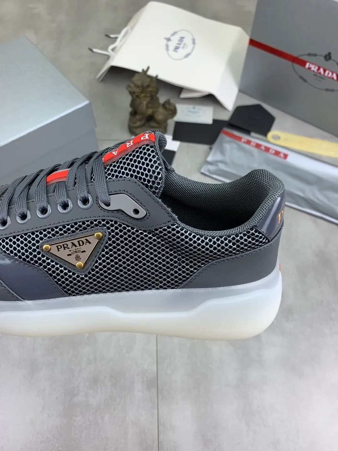 Men's shoes 💰P600💰 [New style] popular models are on the official website, 🆘 Trendy brand (Prada) mainly promotes popular models, avant-garde and versatile fashion men's shoes private version mold opening, cowhide surface splicing 1:1.. Fashionable and simple, original imported cowhide lining cowhide feet; the atmosphere and personality are more fashionable, eye-catching and pursuing class. It will subvert old ideas and be a must-have for fashion trendsetters with you! Must keep it for yourself! Tall and comfortable, large and low, high-end quality workmanship. Size: 38-45 3️⃣colors available.